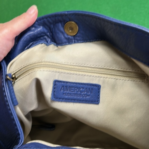 AMERICAN LEATHER CO BLUE SOFT LEATHER TRIPPLE ENTRY BUCKET SHOULDER BAG - Picture 9 of 16